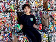 Com apenas 13 anos, menino recicla 1,5 milhão de latas de refrigerante e arrecada cerca de US$ 24.000 para caridade: "Eu amo o que faço"