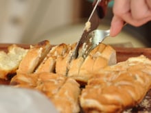 O truque que separa um pão de alho perfeito de um mole e encharcado