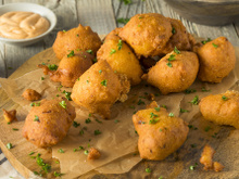 Hushpuppies: como fazer bolinhos de milho fritos