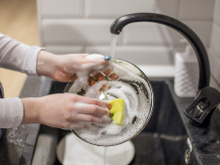 Sua esponja de lavar louça pode colocar sua vida em risco! Veja os cuidados necessários ao utilizar o item de cozinha