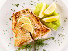 Muitas pessoas adicionam limão ao peixe, mas não sabem qual é o benefício mais importante de fazer isso