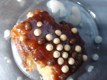 Bolo molhadinho com leite de coco e calda de brigadeiro