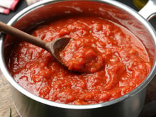 Nem açúcar, nem cenoura, nem beterraba: como tirar a acidez do molho de tomate com duas coisas muito simples que poucos sabem, segundo essa chef de cozinha