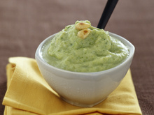 Receita de aperitivo: veja como fazer uma deliciosa mousse salgada de abobrinha com crocante de parmesão