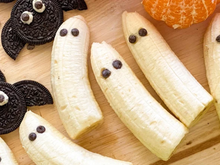 Fantasmas de banana é a ideia mais genial de tão fácil para sua festa de Halloween: até as crianças podem fazer