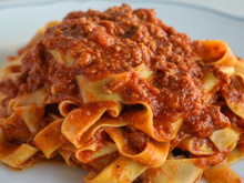 Macarrão talharim à bolonhesa com molho encorpado e muito sabor