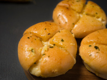 Você vai viciar nesse pãozinho com massa fofa e recheio megaqueijudo: receita é a mais fácil do mundo e não precisa sovar