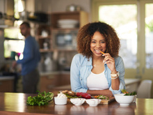 Aqui está o que as mulheres acima dos 40 anos devem comer, segundo nutricionista