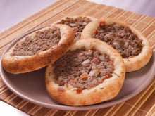 Como fazer esfiha aberta? Essa receita simples vai surpreender todo mundo, pode rechear como quiser que fica uma delícia