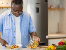 Acessibilidade na cozinha: 3 itens inclusivos e práticos para qualquer pessoa cozinhar melhor