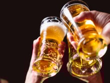 30g de proteína em 3 latas: nutricionista revela a verdade sobre a cerveja proteica e seus benefícios