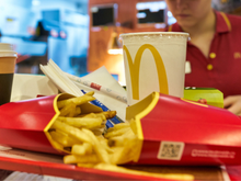 Funcionária de 29 anos trabalha no McDonald's, ganha até R$ 25 mil por mês e agora ela revela como isso é possível!