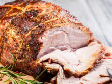 Aprendi no TudoGostoso: antes de levar a carne para assar cubra com esses 2 ingredientes que ela ficará com uma crosta crocante e o interior suculento e macio