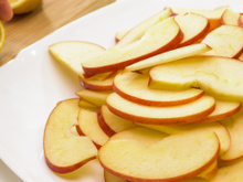 É assim que como maçã em jejum pela manhã: 3 ingredientes e fica muito mais gostoso