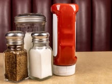 Se as lanchonetes deixam o ketchup fora da geladeira, por que a gente guarda dentro? Descobri o jeito certo de armazenar o molho