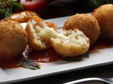 Eu nunca tinha comido bolinho de arroz na vida, fiz essa receita e agora não vivo mais sem esse petisco simples e delicioso