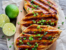 Como temperar frango: aprenda a deixar a carne ainda mais suculenta