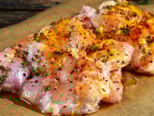 3 maneiras de temperar o frango do dia a dia para variar no sabor sem enjoar da proteína