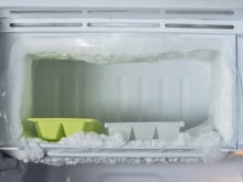 Truque perfeito para descongelar o freezer de forma rápida