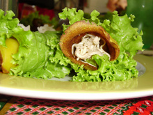 Salada verde com mini panqueca de cenoura