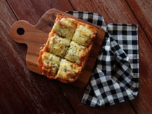 Pizza de tabuleiro com pão de forma