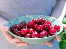 Mais cerejas no Brasil? Entenda por que o excesso de oferta na China pode fazer a fruta ficar mais acessível no nosso país