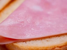 Presunto ficou melado na geladeira? Esse detalhe que muita gente ignora pode indicar que o alimento estragou
