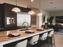 A era da ilha central na cozinha acabou: agora os designers estão apostando nesse layout mais funcional e prático