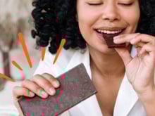 Chocolate tem benefícios? É isso que acontece com o seu corpo quando você come o doce