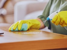 Adeus cera em móveis de madeira: truque com 2 ingredientes remove manchas e arranhões