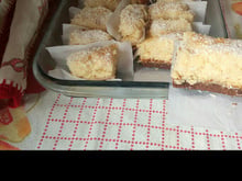 Bolo com massa de chocolate e leite condensado recheado com beijinho de coco