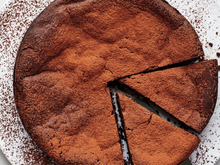 Bolo feito com 3 ingredientes e nenhum deles é leite, ovo, farinha ou açúcar!