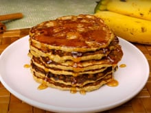 Panqueca de aveia e banana fofinha e saudável: receita rápida sem açúcar que fica pronta em 10 minutos