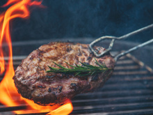 Nem cerveja, nem leite: o suco dessa fruta deixa a carne macia e suculenta como a de um churrasco profissional