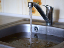 Os canos estavam entupidos há anos, então eles os limparam todos de uma vez. Sem vinagre ou bicarbonato de sódio, é muito mais fácil