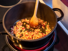 O truque dos chefs para refogar a cebola e transformar o sabor das receitas: você só precisa de dois ingredientes que já tem em casa