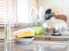 Esponja criativa é a solução para limpar áreas de difícil acesso na limpeza da casa