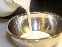 Prepara em poucos minutos e com apenas 2 ingredientes: creme de leite fresco caseiro perfeito