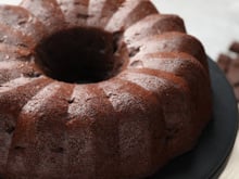 Bolo de chocolate simples, fofinho e aerado não precisa de batedeira nem liquidificador