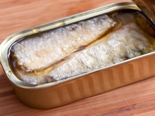 Esse peixe enlatado com espinha tem duas vezes mais cálcio que o leite, e é por isso que nutricionistas recomendam