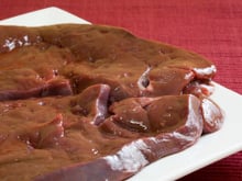 Como limpar fígado de boi: confira as dicas do TudoGostoso