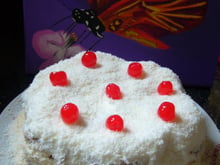 Bolo de bolacha com toque de café, natas e cerejas