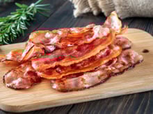 Você foi enganado a vida toda: o melhor jeito de fazer bacon crocante é na água e aqui está o motivo!