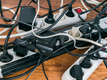 Especialistas alertam erro de quem conecta muitos aparelhos na mesma tomada usando extensão ou adaptador