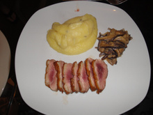 Magret de pato com purê trufado e shitake