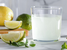 Água quente com limão todo dia tem efeito milagroso? Realmente emagrece? Descubra os verdadeiros benefícios dessa dupla para a sua saúde