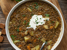 Lentilhas com batatas e limão: a receita libanesa que torna as leguminosas mais leves