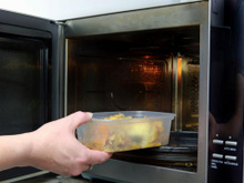 Sou cardiologista e garanto: "Aquecer alguns recipientes no micro-ondas aumenta a quantidade de microplásticos nos alimentos"