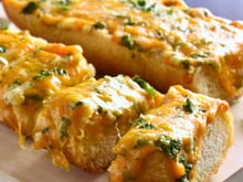 Receita de pão de alho com salsa e queijo amarelo: fofinho e aromático, é o complemento perfeito para qualquer refeição