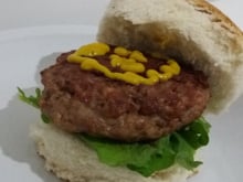 Hambúrguer caseiro de pernil com bacon e raspas de limão